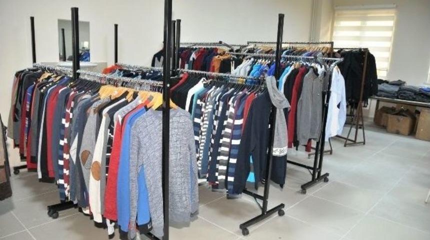 Erzincan &Uuml;niversitesinden İhtiya&ccedil; Sahibi &Ouml;ğrencilere Giysi Yardımı