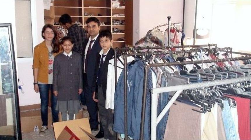 Gediz Sevgi Evi Mağazasına Giyim Yardımı