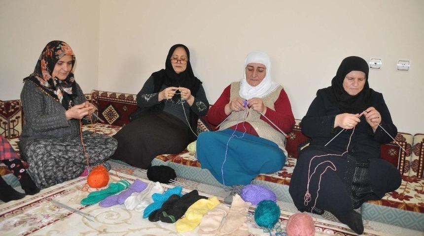 Afrin Kahramanları İ&ccedil;in Muşlu Kadınlardan Atkı Ve Bere