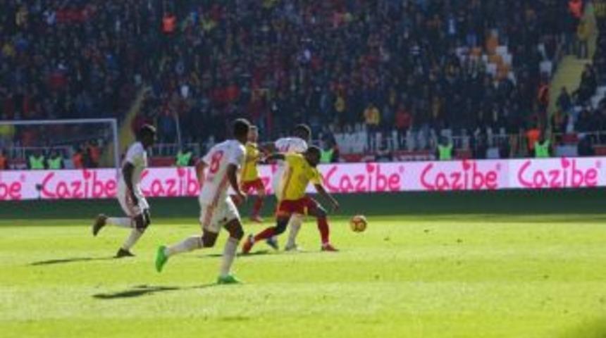 Azubuike, Antalyaspor Ma&ccedil;ında Cezalı Duruma D&uuml;şt&uuml;