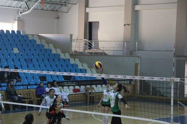 Erzincan’da Büyük Kızlar Voleybol Müsabakaları Başladı