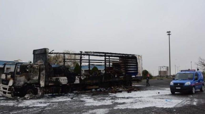 &Ccedil;orlu&rsquo;Da Kumaş Y&uuml;kl&uuml; Tir Yandi