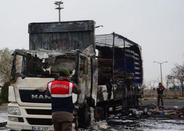 Çorlu’Da Kumaş Yüklü Tir Yandi