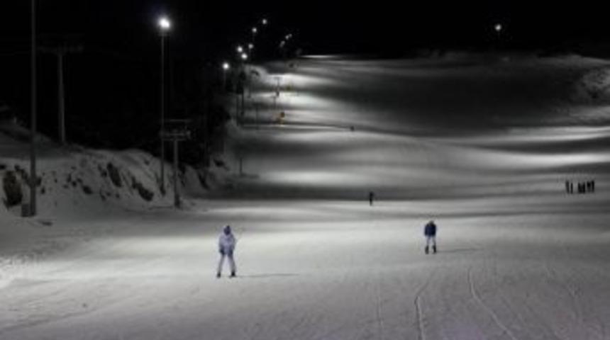 Ergan Dağı T&uuml;m Kayak Severler İ&ccedil;in Gecede A&ccedil;ık