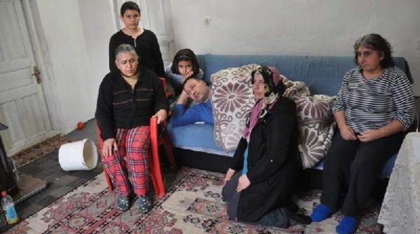 Baba Yatalak Olunca Aile Komşu Yardimiyla Ge&ccedil;iniyor