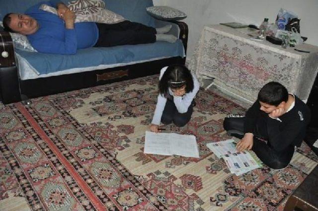 Baba Yatalak Olunca Aile Komşu Yardimiyla Ge&ccedil;iniyor 1