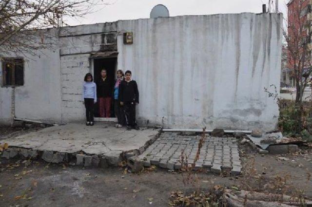 Baba Yatalak Olunca Aile Komşu Yardimiyla Ge&ccedil;iniyor 2