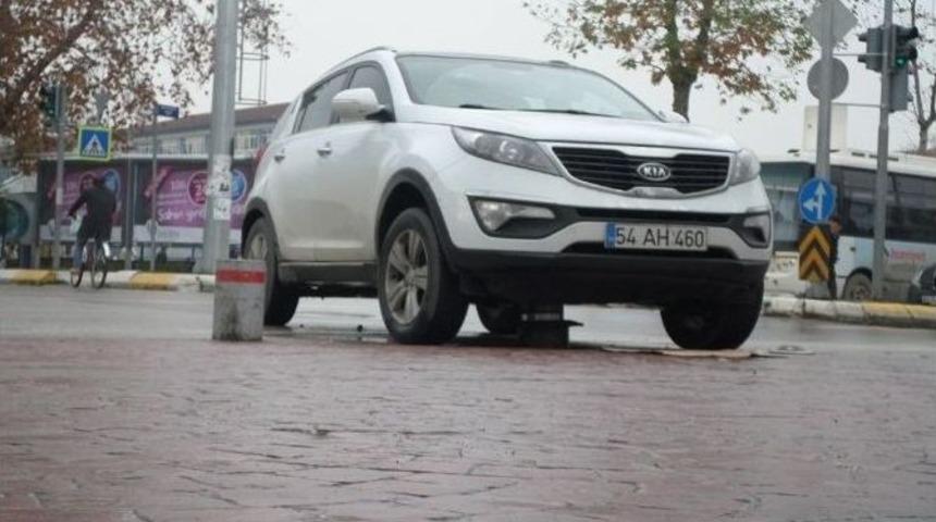 Otomobil Aniden A&ccedil;ılan Mantar Bariyere Takıldı