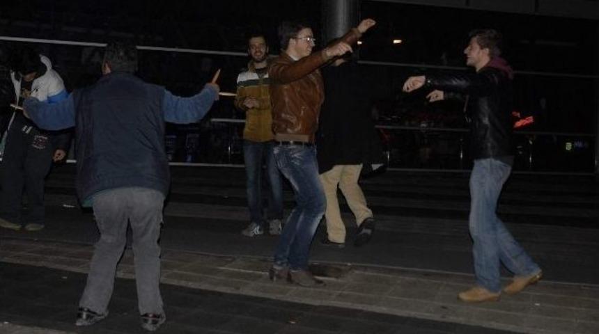 Yol Kenarında &rsquo;kaşık Havası&rsquo;