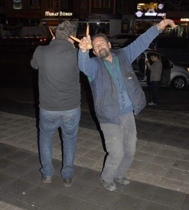 Yol Kenarında &rsquo;kaşık Havası&rsquo; 1