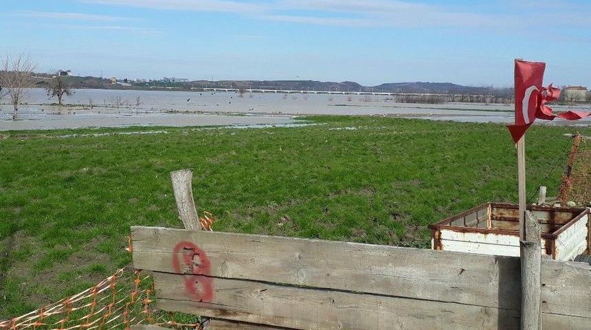 300 Dönüm Ekili Arazisi Sular Altında Kaldı