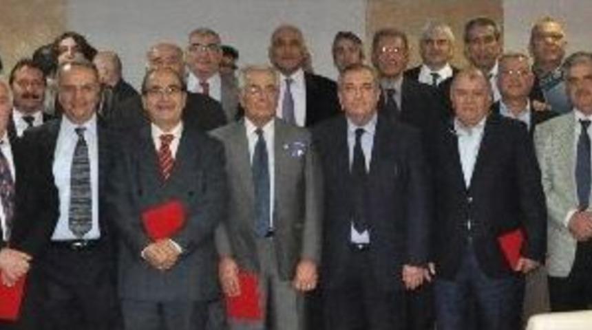 Meslekte 25 Ve 30 Yılını Dolduran Cerrahlara Plaket