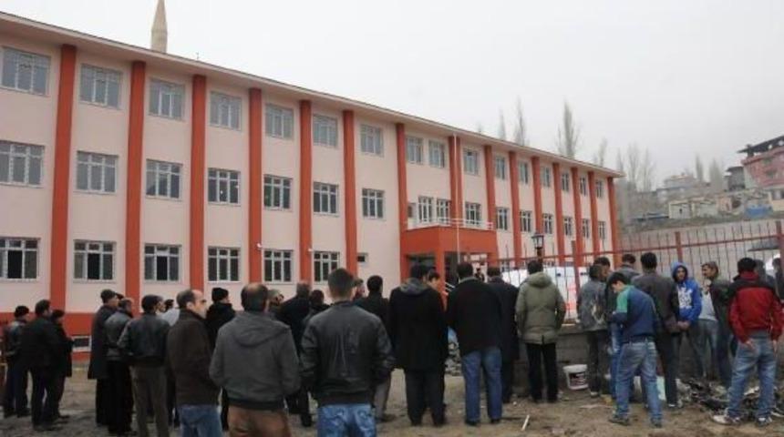 Hakkari'de Tesisat Ustasi, Okul İnşaatinda Kendini Asti