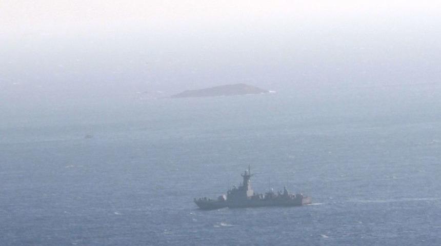 T&uuml;rk Askerinin Kardak&rsquo;ta Bekleyişi S&uuml;r&uuml;yor