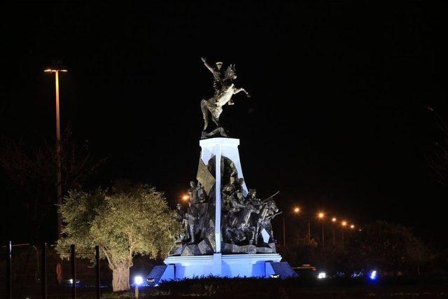 Atatürk Heykeli Işıklandırıldı