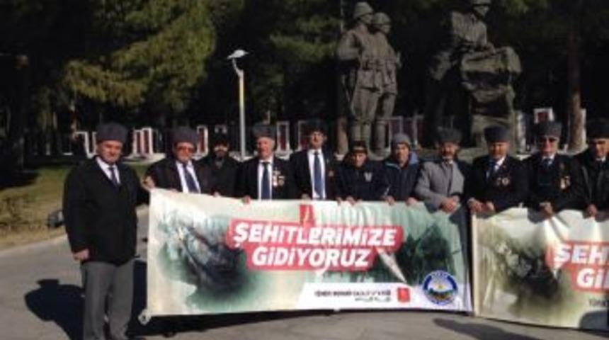 Gaziler Şehitliğe Toprak Bıraktı
