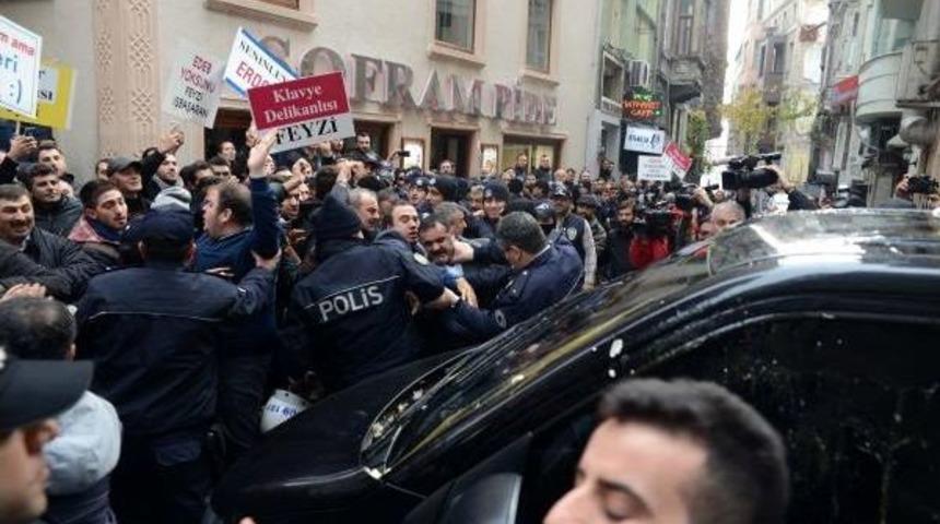 Eski Vekilin Bulunduğu Polis Araci Ak Partililer Tarafindan Yumurta Yağmuruna Tutuldu (2)