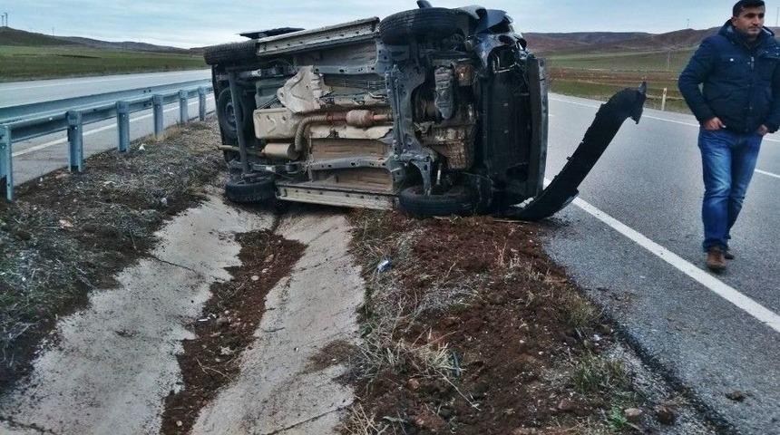 Otomobil Su Kanalına Devrildi: 3 Yaralı