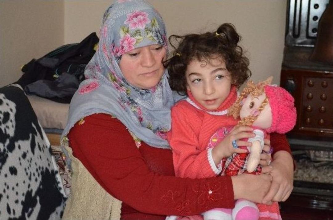 Minik Sude Naz, Arkadaşları Gibi Y&uuml;r&uuml;mek İ&ccedil;in Yardım Bekliyor