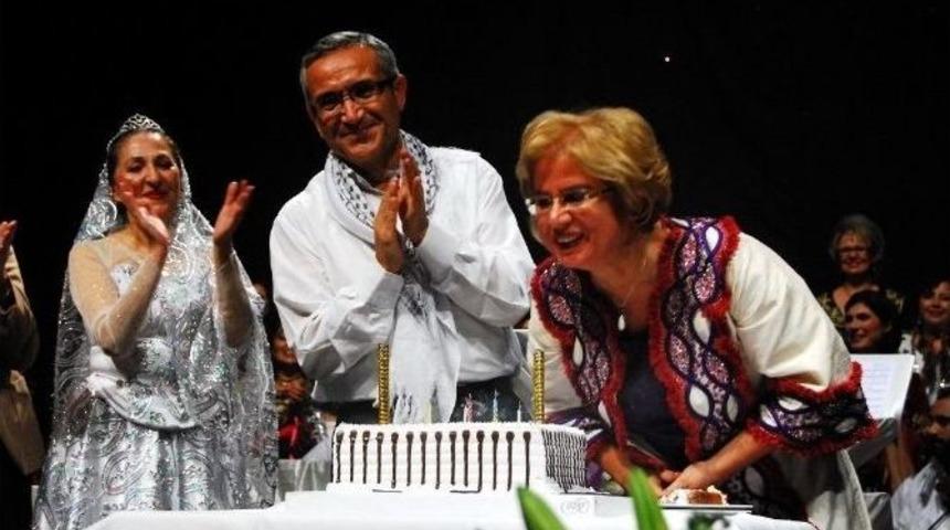 Sahnede Doğum G&uuml;n&uuml; S&uuml;rprizi