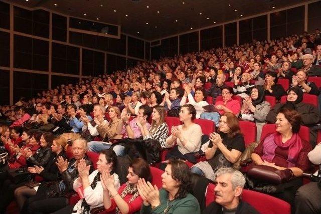 Sahnede Doğum Günü Sürprizi