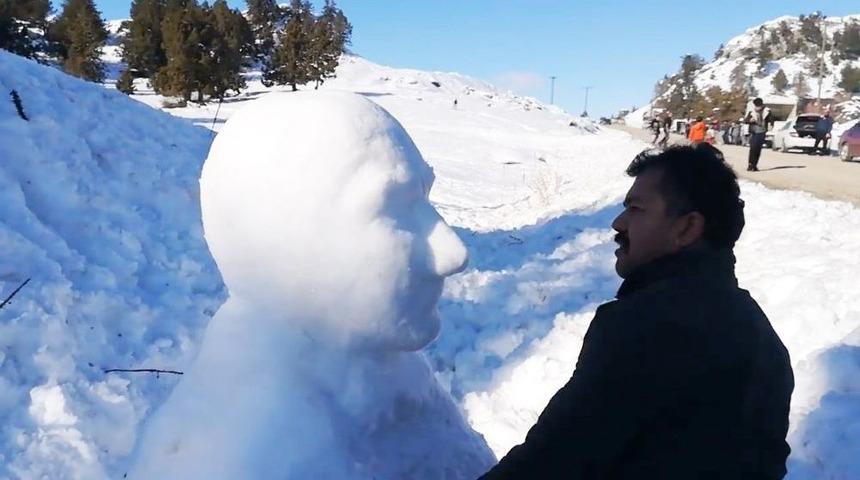 Kardan Atatürk Büstü Yaptı