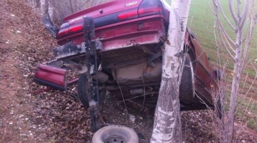 Yozgat&rsquo;ta Takla Atan Otomobil Kavak Ağacına Takılarak Durabildi