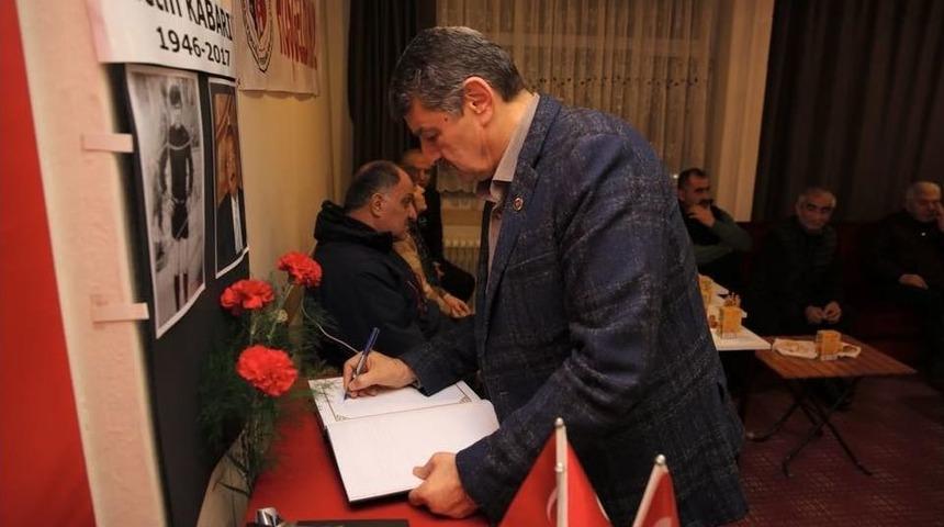 Başkan Akın, Eski Futbolcunun Anma T&ouml;renine Katıldı