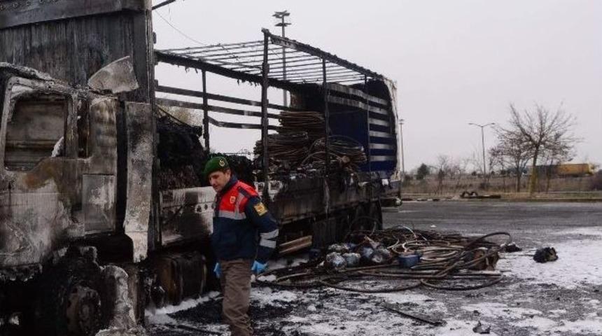 Tekirdağ&rsquo;da Kumaş Y&uuml;kl&uuml; Tır Yandı