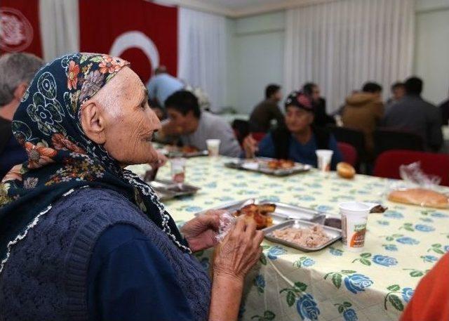 Güçsüzler Yurdu Sakinleri Doyasıya Eğlendi