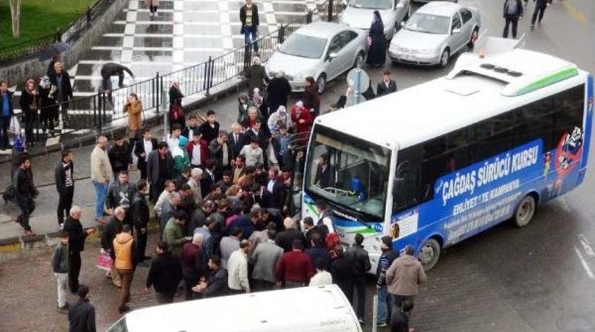 Midib&uuml;s&uuml;n &Ccedil;arptiği Suriyeli Gen&ccedil; Kiz Yaralandi