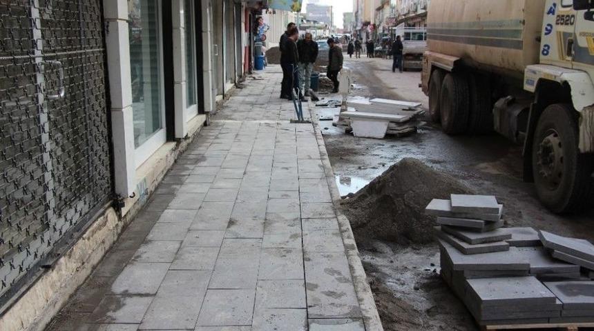 Silopi’de Kaldırım Çalışmaları Devam Ediyor