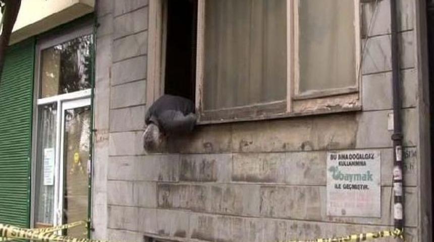 Evinin Penceresinden Sarkmiş Halde &Ouml;l&uuml; Bulundu