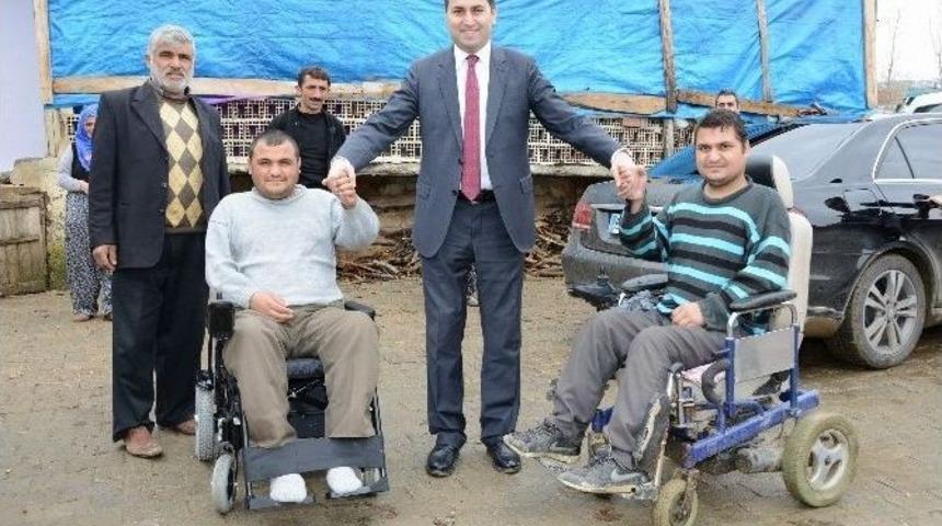 Engelli İki Kardeşe Ak&uuml;l&uuml; Engelli Aracı Yardımı