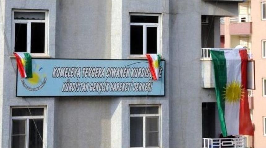 Polisin G&ouml;t&uuml;rd&uuml;ğ&uuml; K&uuml;rdistan Bayrağinin Aynisini Yapip Astilar