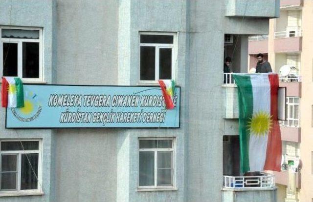 Polisin G&ouml;t&uuml;rd&uuml;ğ&uuml; K&uuml;rdistan Bayrağinin Aynisini Yapip Astilar 1