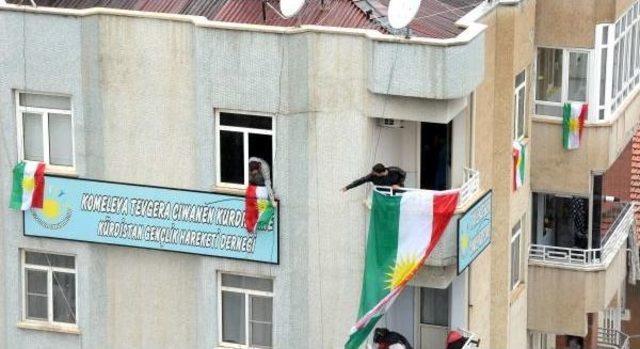 Polisin G&ouml;t&uuml;rd&uuml;ğ&uuml; K&uuml;rdistan Bayrağinin Aynisini Yapip Astilar 3