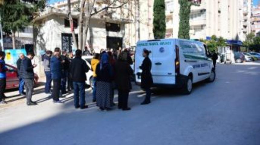 &Ccedil;adırda &Ouml;len Kimsesiz Adamın Cenazesine Mahalleli Sahip &Ccedil;ıktı