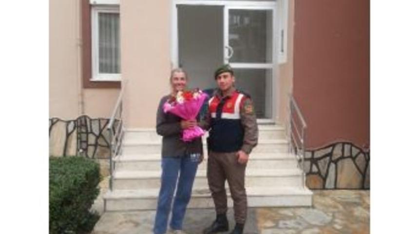 Uzman &Ccedil;avuş Kurtardığı İsve&ccedil;li Kadını Ziyaret Etti