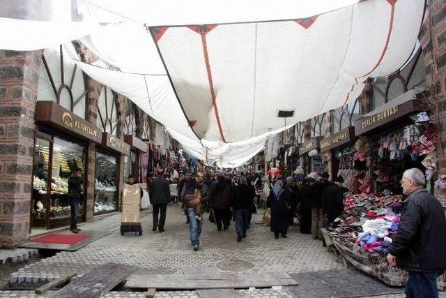 Bursa Kapalı &Ccedil;arşı&rsquo;da Aylardır Bitmeyen &Ccedil;alışmalar Esnafı Canından Bezdirdi 2