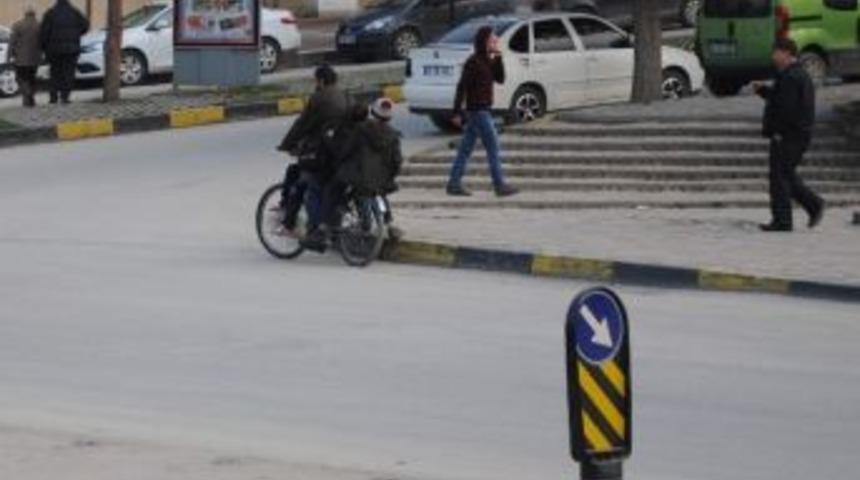 Bisiklette 4 Kişilik Tehlikeli Yolculuk