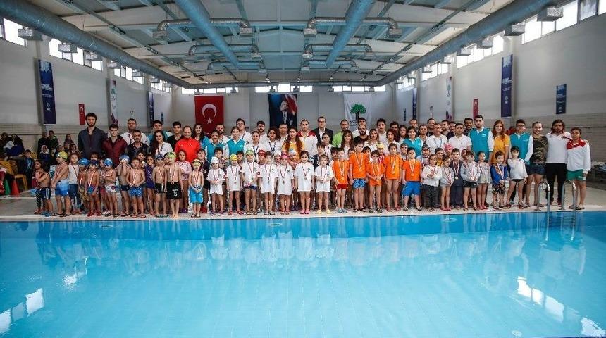 Minikler Ata Y&uuml;zme Şenliğinde Kula&ccedil; Attı