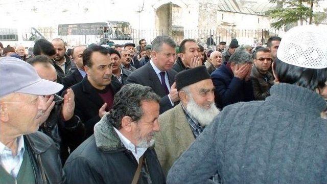 Sahipsiz Yaşlı Kadının Cenazesine Devlet Ve Esnaf Sahip Çıktı