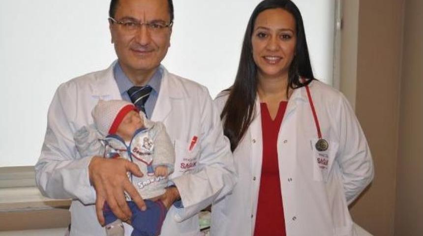 İki Aylik Bebeği K&ouml;rl&uuml;kten Erken Teşhis Kurtardi