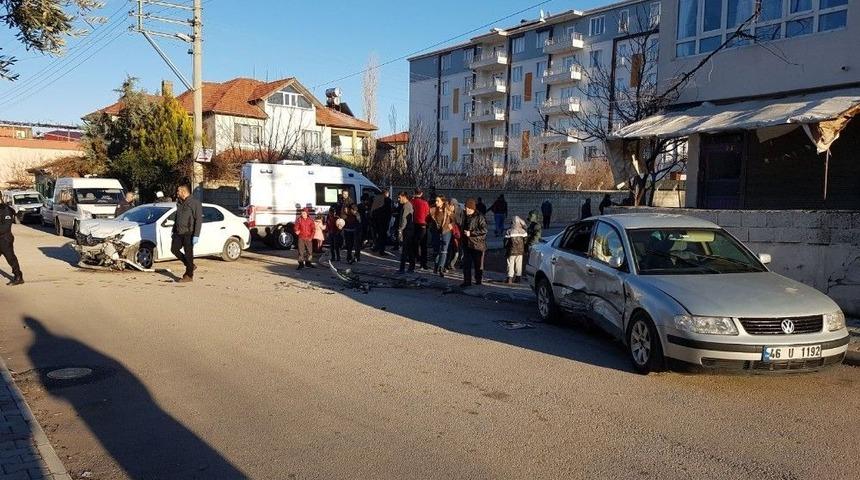 Adıyaman&rsquo;da 2 Otomobil &Ccedil;arpıştı: 6 Yaralı