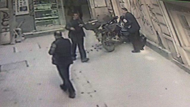 Karaköy’de Yaşlı Adamı fakirlere Para Dağıtacağız Diyerek Dolandırdılar