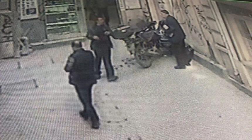 Karak&ouml;y&rsquo;de Yaşlı Adamı "fakirlere Para Dağıtacağız" Diyerek Dolandırdılar