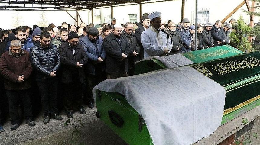 Nişan D&ouml;n&uuml;ş&uuml; Kazada Hayatını Kaybeden Anne Kız Son Yolculuğa Uğurlandı