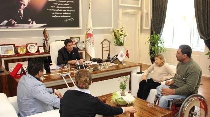 Başkan Gen&ccedil; Engelli Tiyatrocuları Ağırladı