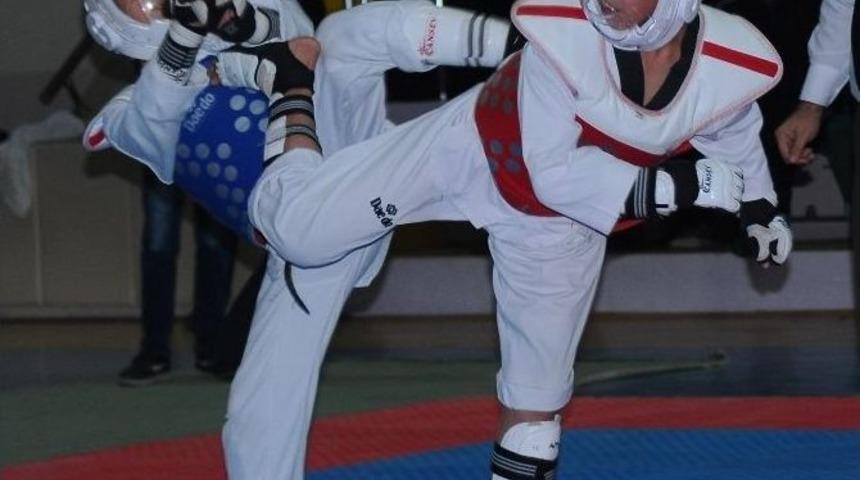 Minikler Ve Gen&ccedil;ler Tekvando İl Şampiyonası Yapıldı